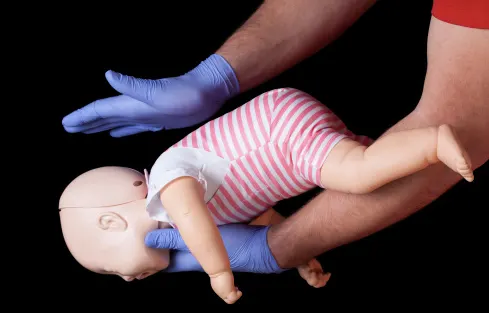 Comment Réagir face à un Bébé qui s’Etouffe ? Quelles Manœuvres ? Quels Gestes ?